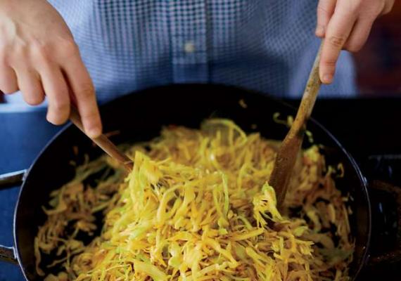 Тушеная капуста с куриными сердечками и грибами